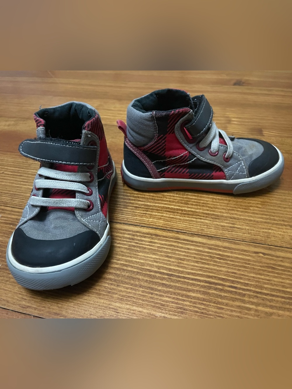 See Kai Run Kids High-Top Sneakers in Gray and Red Plaid Size 5.5